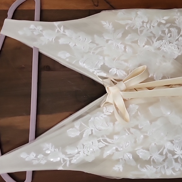 *NEW* Wedding dress: A-line - Picture 7 of 9